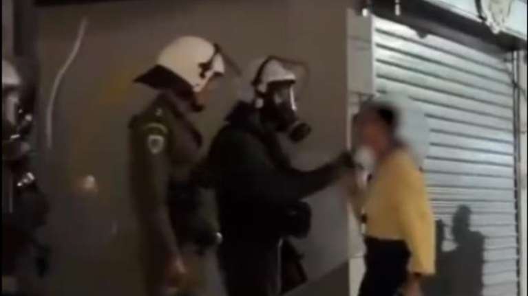 Πειθαρχική έρευνα για τον άντρα των ΜΑΤ που επιτέθηκε σε διαδηλώτρια στην Πανόρμου [βίντεο]