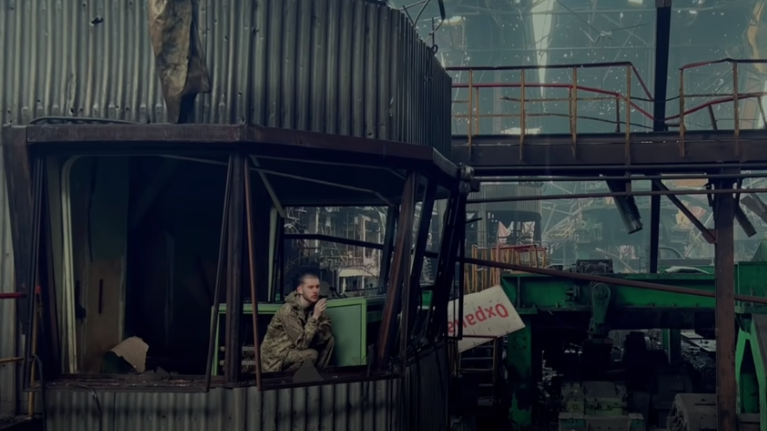 &quot;Η τελευταία μέρα στο Αζοφστάλ&quot;: Βίντεο &quot;γροθιά&quot; Ουκρανού στρατιώτη πριν παραδοθεί στους Ρώσους