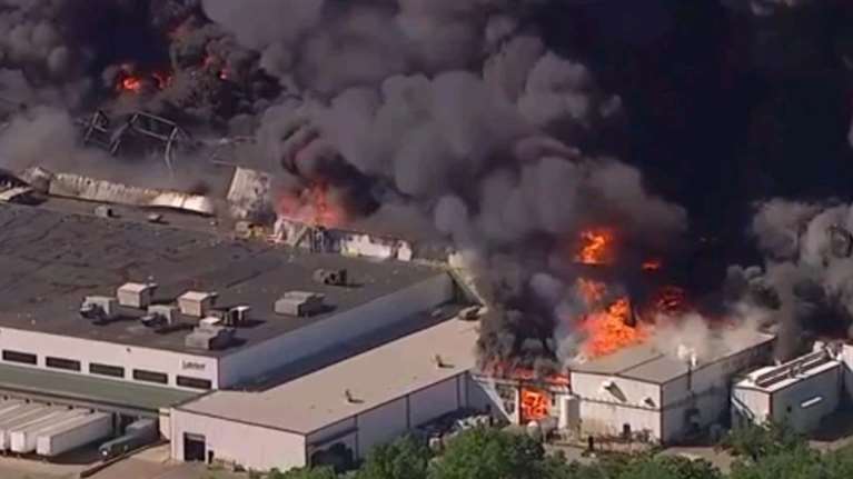 Ιλινόις: Τεράστια έκρηξη σε εργοστάσιο χημικών που κατασκευάζει εύφλεκτα λιπαντικά προϊόντα