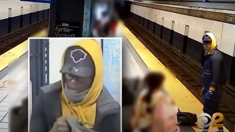 Μπρούκλιν: Βίντεο-σοκ από τις κάμερες του Μετρό - Μανιακός επιτίθεται σε ανυποψίαστο άνδρα και τον ρίχνει στις ράγες