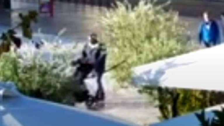 Εγκατάλειψη μωρού έξω από το Αρχαιολογικό Μουσείο: Βίντεο ντοκουμέντο με τον άνδρα που αφήνει το καροτσάκι