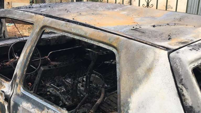 Εμπρησμός αυτοκινήτου στο κέντρο της Αθήνας [εικόνες]