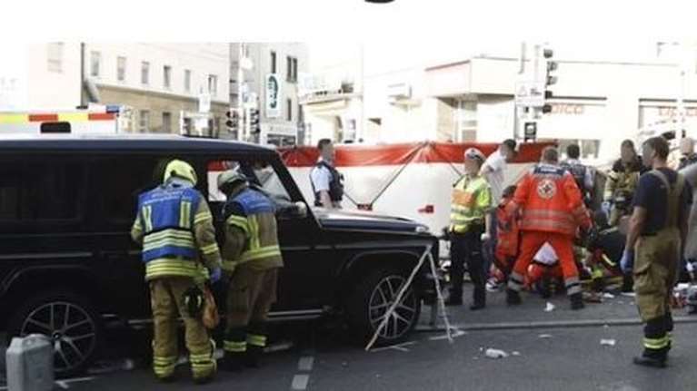 Συναγερμός στη Στουτγκάρδη: Αυτοκίνητο παρέσυρε πεζούς - 8 τραυματίες - Για "τροχαίο" μιλά η πυροσβεστική