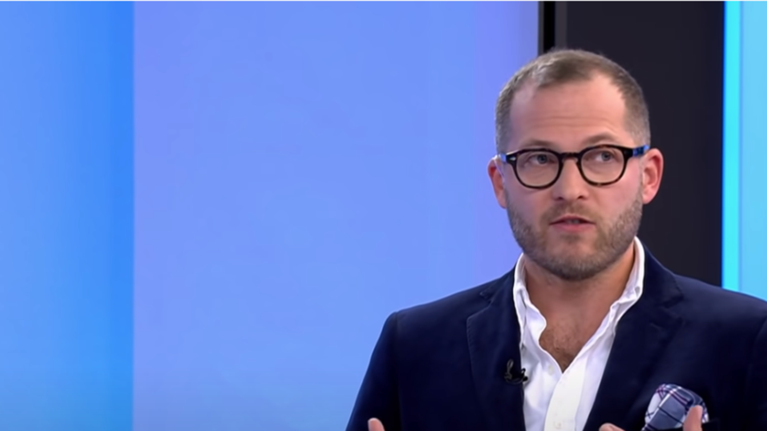 Bild: Αυτά είναι τα ροζ μηνύματα που έστελνε ο πρώην διευθυντής σε νεαρή δημοσιογράφο - &quot;Θέλω να νιώσω το κορμί σου&quot;