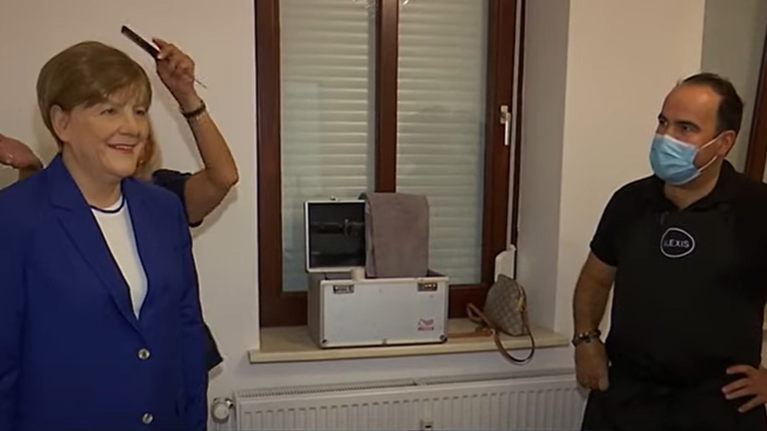 Γερμανία: Έλληνας εστιάτορας που λατρεύει την Μέρκελ, έδωσε 10.000 ευρώ για ένα κέρινο ομοίωμά της