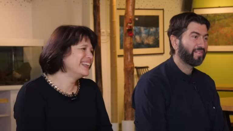 Με λεφτά της &quot;Κιβωτού&quot; η πολυτελής μεζονέτα πρεσβυτέρας και π.Αντώνιου στη Ραφήνα; Αποκάλυψη Mega για τα συμβόλαια