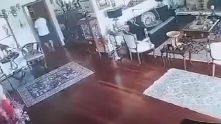 Βίντεο ντοκουμέντο: Παρίσταναν τους τεχνικούς της ΔΕΗ και &quot;άδειαζαν&quot; σπίτια ηλικιωμένων - Πώς εντόπιζαν τα θύματά τους