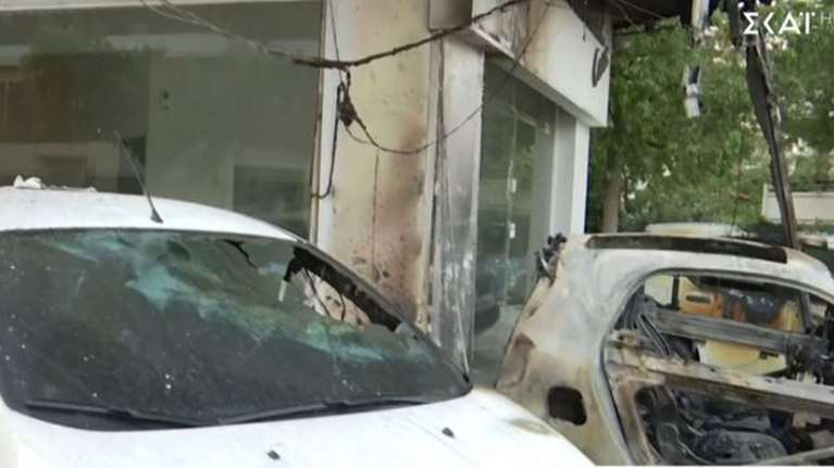 Παλαιό Φάληρο: Εμπρηστικός μηχανισμός σε έκθεση αυτοκινήτων - Καταστράφηκαν οχήματα [βίντεο]