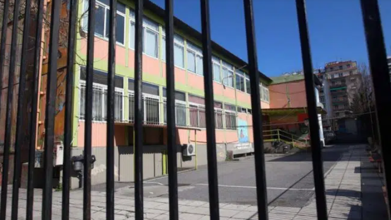 Ανάστατοι γονείς στο Αίγιο: Καταδικασμένος για σεξουαλικό αδίκημα κυκλοφορεί σε δημοτικό σχολείο