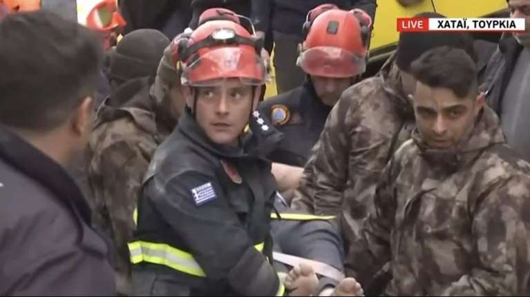 Σεισμός στην Τουρκία: Ο γερμανικός Τύπος υμνεί την ελληνική ΕΜΑΚ - &quot;Ελπίδα μέσα στην κόλαση&quot;