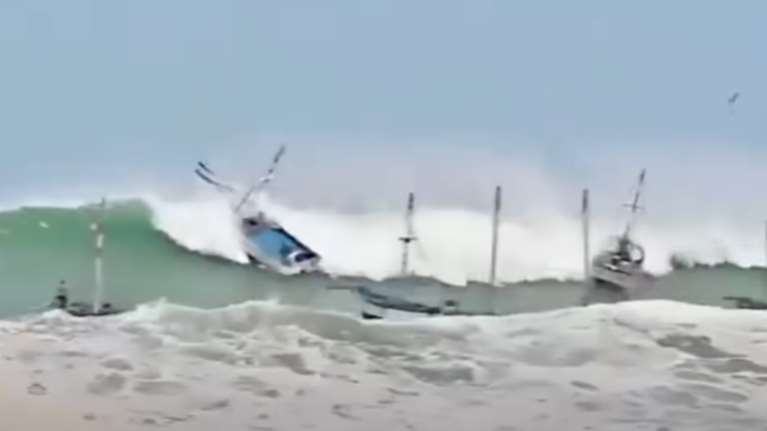 Εικόνες σοκ στο Περού από τα κύματα που φτάνουν τα τέσσερα μέτρα - Έκλεισαν 91 λιμάνια [βίντεο]