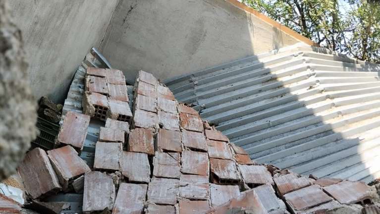 Ανεμοστρόβιλος &quot;χτύπησε&quot; την Ξάνθη: Ξήλωσε κολώνες και στέγες - Ζημιές σε καλλιέργειες [εικόνες]