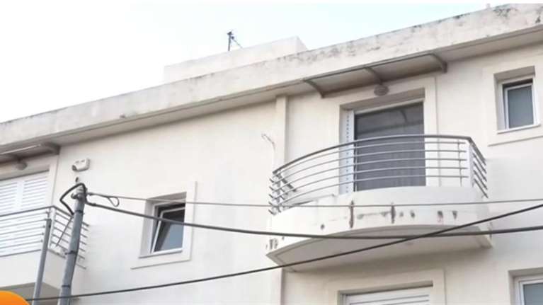 Διαρρήκτης μπήκε σε πολυκατοικία, έκλεψε χυμό αντί για χρήματα, έκανε παρκούρ και... έπεσε στο κενό