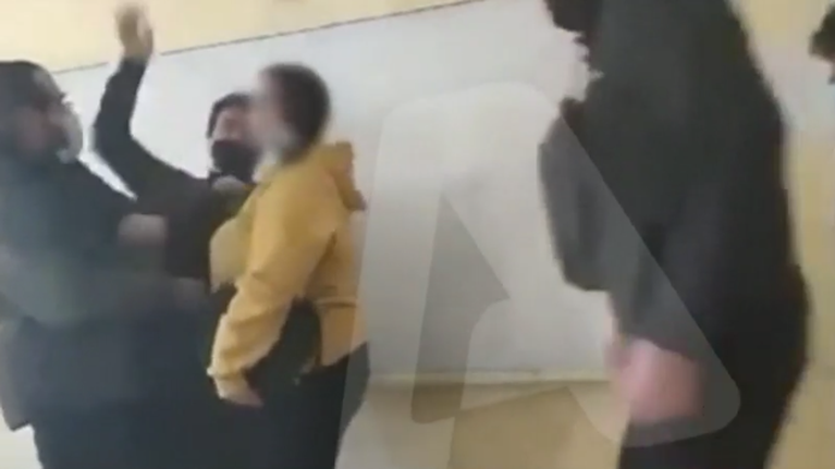 Βίντεο σοκ: Καθηγητής κλωτσάει και τραβάει τα μαλλιά μαθήτριας ΕΠΑΛ - Οι συμμαθητές της αναποδογύρισαν το αυτοκίνητό του