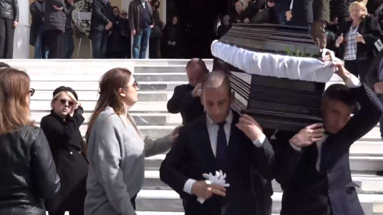 Νίκαια: Θλίψη στην κηδεία του 39χρονου που δολοφονήθηκε από τον πεθερό του - &quot;Συγχώρεσέ με Στέλιο&quot; φώναζε η πεθερά