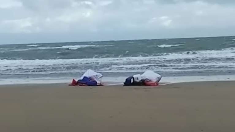 Απίστευτο: Ξεβράστηκαν πάνω από δύο τόνοι κοκαΐνης σε παραλίες της Γαλλίας - Δείτε το βίντεο