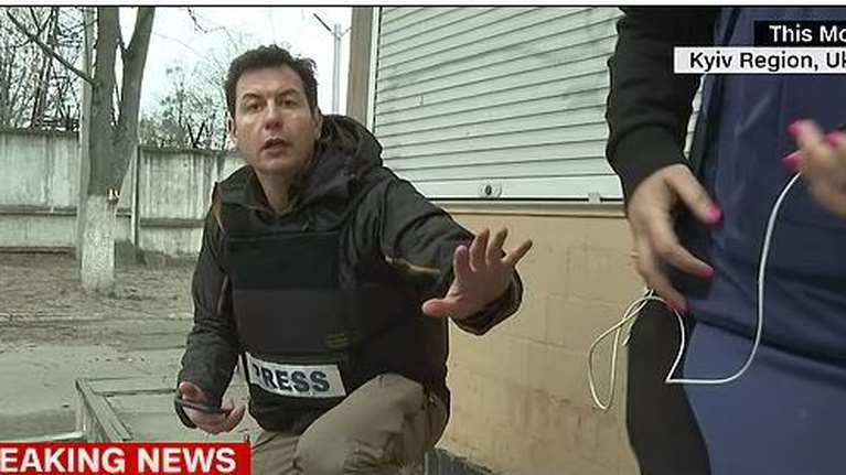 Ουκρανία: Δημοσιογράφοι του Sky News και του CNN τρέχουν να σωθούν από τα πυρά [εικόνες - βίντεο]