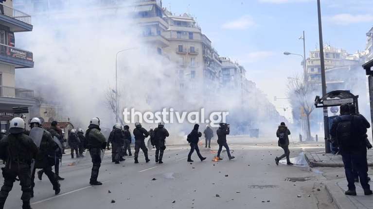 Επεισόδια στη Θεσσαλονίκη - Μολότοφ, πετροπόλεμος και χημικά στο κέντρο της πόλης [Εικόνες - Βίντεο]