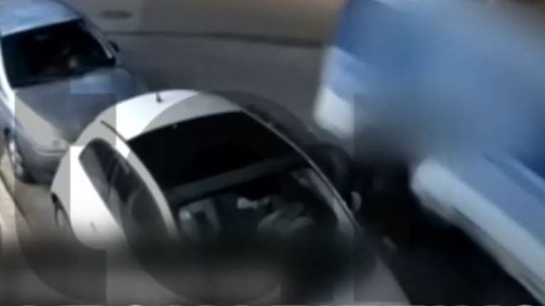 Βίντεο - ντοκουμέντο από τροχαίο στο κέντρο της Αθήνας: Φορτηγάκι παρασύρει και εγκαταλείπει οδηγό μηχανής