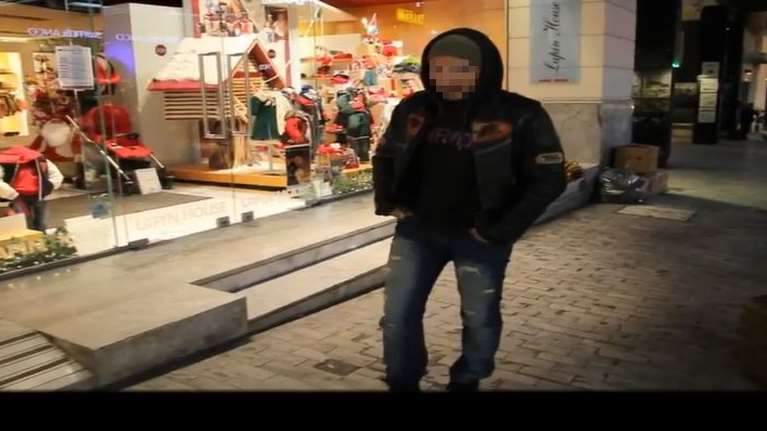 Αυτός είναι ο αστυνομικός που εξέδιδε τη 19χρονη στην Ηλιούπολη: Τραγουδά ραπ σε βίντεο κλιπ