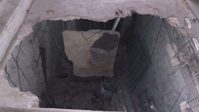 Άνοιξε η γη στην Θεσσαλονίκη: Τρύπα τριών μέτρων στο Μπιτ Παζάρ - Δύο 19χρονοι τραυματίες [εικόνες]