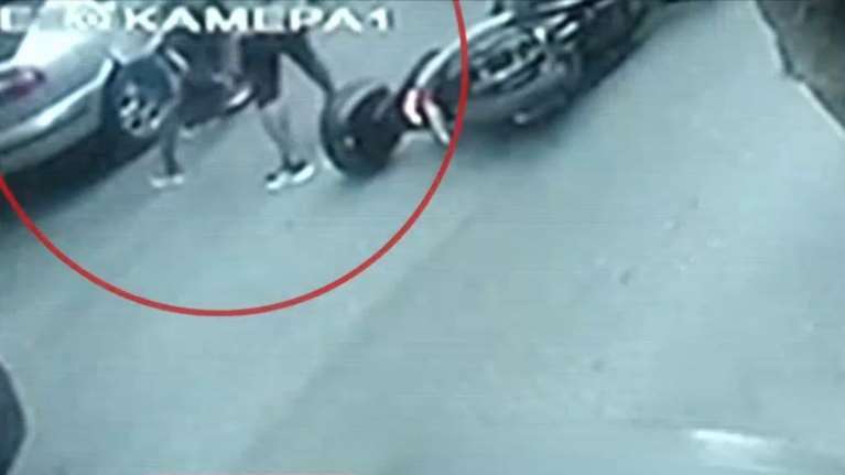 Συμπλοκή στον Άγιο Παντελεήμονα: Η στιγμή που ο μοτοσικλετιστής δέχεται τη σφαίρα [Βίντεο]