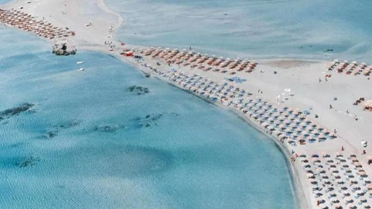 &quot;Επιδημία&quot; ...ξαπλώστρας στο Ελαφονήσι: Τι απαντά ο δήμαρχος Κισσάμου μετά τις αντιδράσεις