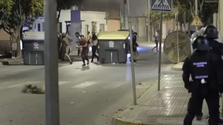 Κάλεσμα για &quot;κυνήγι μεταναστών&quot;: Χάος στη Μούρθια από τα επεισόδια μεταξύ ακροδεξιών και Βορειοαφρικανών [βίντεο]