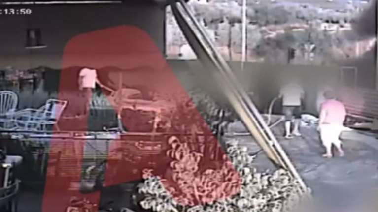 Καλαμάτα: Σοκαριστικό βίντεο - Ντελιβεράς εκσφενδονίστηκε σε αυλή σπιτιού μετά από τροχαίο