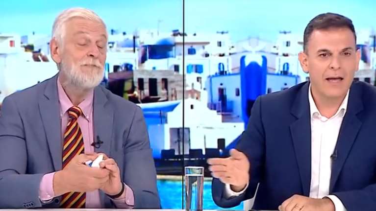 Επεισόδιο στον αέρα με Γ. Λοβέρδο και Καραμέρο: Ο βουλευτής της ΝΔ τσαλάκωσε χαρτί με νούμερα - Παρέμβαση Κασσελάκη [βίντεο]