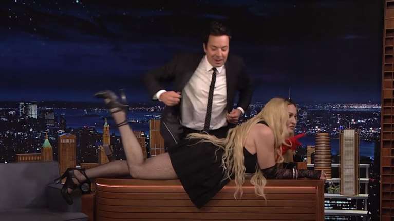 Νέο σόου από τη Μαντόνα: Ξάπλωσε στο γραφείο του Τζίμι Φάλον και έδειξε τα εσώρουχά της [Βίντεο]