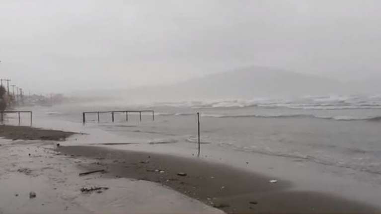 Ξεκίνησε η επέλαση της κακοκαιρίας &quot;Ιανός&quot;: Οι πρώτες εικόνες - Η θάλασσα βγήκε στη στεριά στη Ζάκυνθο [εικόνες-βίντεο]