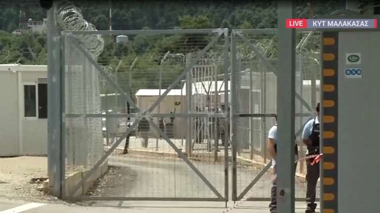 Ναυάγιο στην Πύλο: Έφτασαν στη Μαλακάσα οι πρώτοι από τους διασωθέντες [βίντεο]