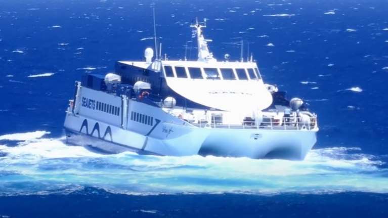 Νάξος: Μεγάλη μάχη του Sifnos Jet με τα κύματα - Πάνω από 7 μποφόρ οι άνεμοι [βίντεο]