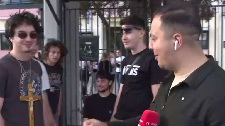 Πανελλήνιες 2024: Πήγε να γράψει με έναν... τεράστιο σταυρό στον λαιμό – &quot;Το μέγεθος μετράει&quot; [βίντεο]