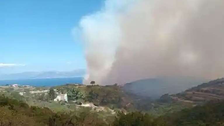 Μεγάλη φωτιά στα Κύθηρα: Μπλακ άουτ στην Αγία Πελαγία - Επιχειρούν 10 αεροσκάφη και 5 ελικόπτερα