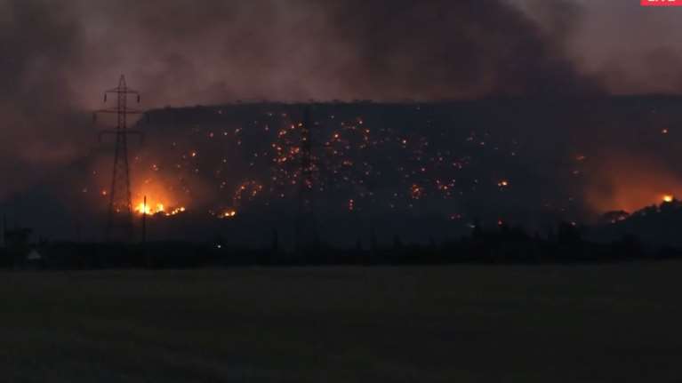 Ολονύκτια μάχη με τις φλόγες στο Λουτράκι: Αγωνία στο Καλαμάκι, προβληματίζει ο οικισμός του Αγίου Χαραλάμπους [Εικόνες - Βίντεο]