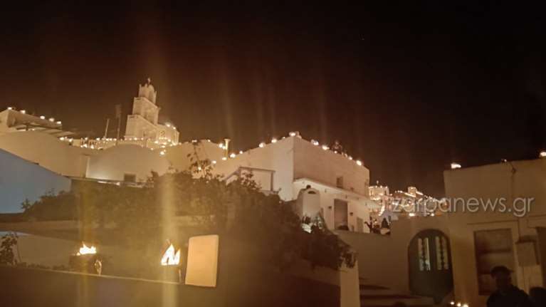 Η &quot;Φλεγόμενη Μεγάλη Παρασκευή&quot; – Εντυπωσιακό θέαμα στη Σαντορίνη [εικόνες]