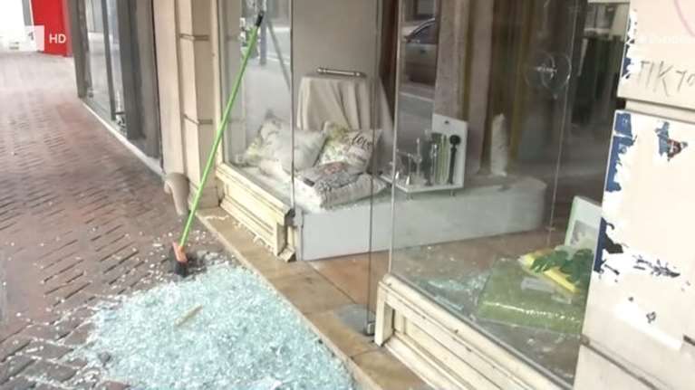 Δάφνη: Έσπασε τις βιτρίνες πέντε καταστημάτων για να τα διαρρήξει - Βίντεο ντοκουμεντο από την επίθεση