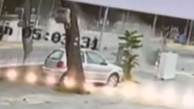 Τροχαίο στην Άνοιξη: Η στιγμή που το αυτοκίνητο απογειώνεται και αναποδογυρίζει έξω από το Αρσάκειο [βίντεο]