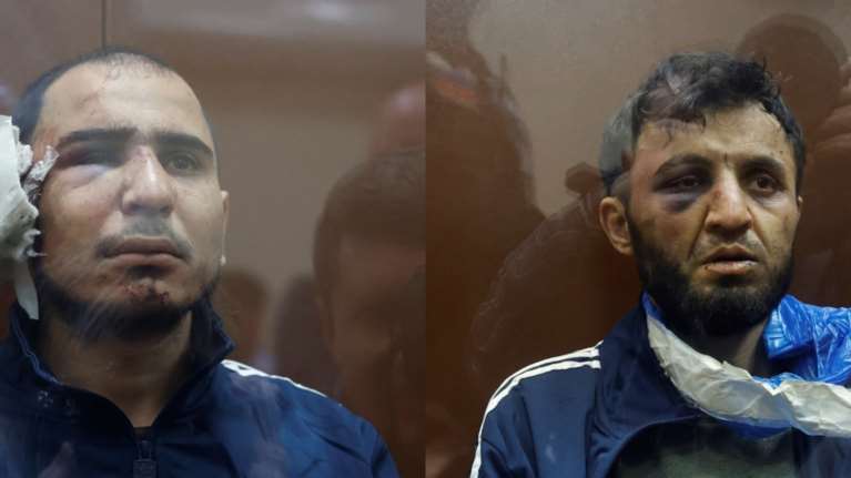 Μακελειό στη Μόσχα: Αυτοί είναι οι δύο πρώτοι ύποπτοι - Στο δικαστήριο με μαυρισμένα μάτια και πληγές