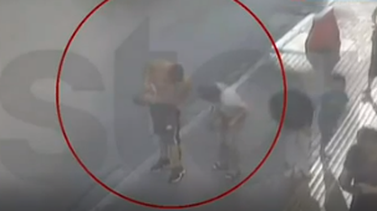 Βίντεο σοκ: Πατέρας προσπαθεί να πνίξει το παιδί του στο κέντρο της Αθήνας - Με τη βοήθεια περαστικών το έσωσε η μητέρα