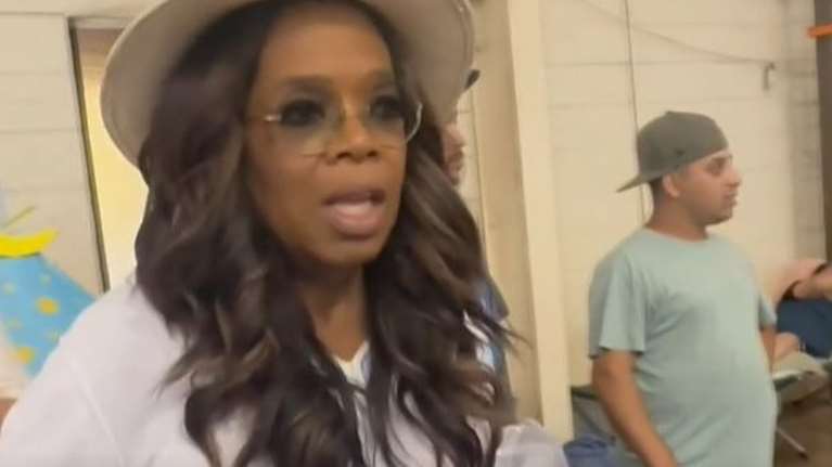 Χαβάη: Η Όπρα Γουίνφρεϊ μοιράζει είδη πρώτης ανάγκης σε πυρόπληκτους - Είναι κάτοικος της περιοχής