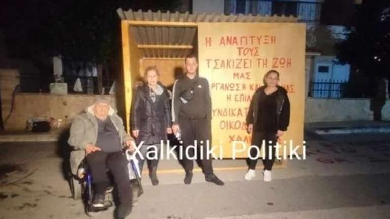 Σε ξύλινο σπιτάκι πέρασε το βράδυ ο 82χρονος μετά την έξωση - &quot;Δεν φεύγω από εδώ, δεν έχω πού να πάω&quot; [βίντεο]