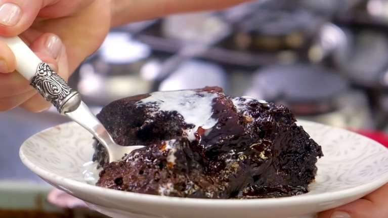 Σοκολατόπιτα με σιρόπι στην κατσαρόλα - Συνταγή του 5λεπτου, χωρίς μίξερ