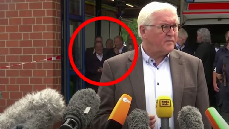 Σάλος στη Γερμανία: Ο Λάσετ γελά ενώ ο Σταϊνμάιερ εκφράζει τη θλίψη του για τους εκατοντάδες νεκρούς [βίντεο]