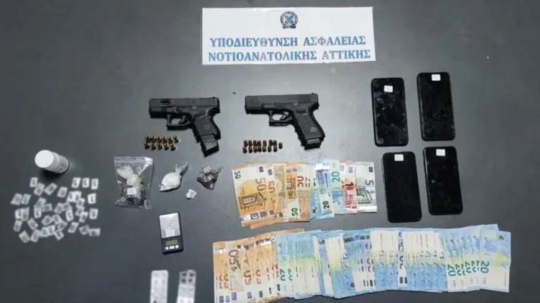 Μαρκόπουλο: Κινηματογραφική σύλληψη φυγόποινων- Πηδούσαν σύρματα και μια γυναίκα έκαιγε τα ναρκωτικά στη σόμπα