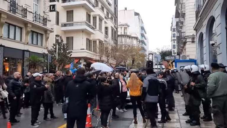 Πορεία αντεμβολιαστών στη Θεσσαλονίκη, υπέρ του Τζόκοβιτς [Βίντεο-Εικόνες]