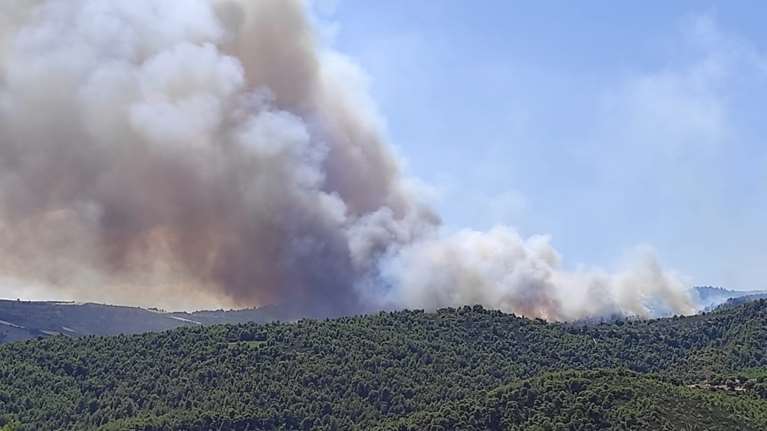Μεγάλη φωτιά στην Κόρινθο κοντά σε σπίτια: Εχουν σηκωθεί 11 αεροσκάφη, μάχη με τις φλόγες για 97 πυροσβέστες [βίντεο]