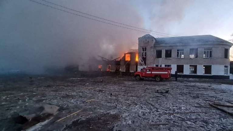 Μερέφα: 21 νεκροί από ρωσικά πυρά στην πόλη, λένε οι Ουκρανοί  - &quot;Στάχτες&quot; ένα σχολείο και ένα πολιτιστικό κέντρο [Εικόνες]